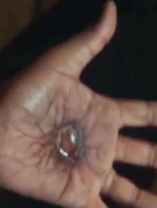 恐怖《大门》电影解说文案-AI电影文案解说网