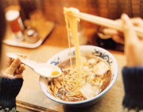 剧情《一碗汤面》电影解说文案-AI电影文案解说网